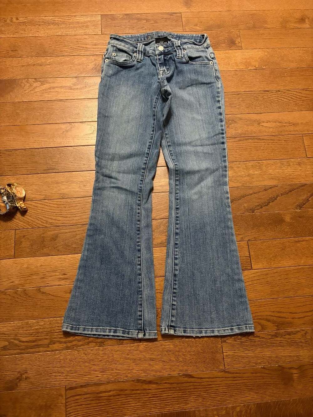 Wet Seal medium-wash bootcut jeans in a women’s size 0 Short